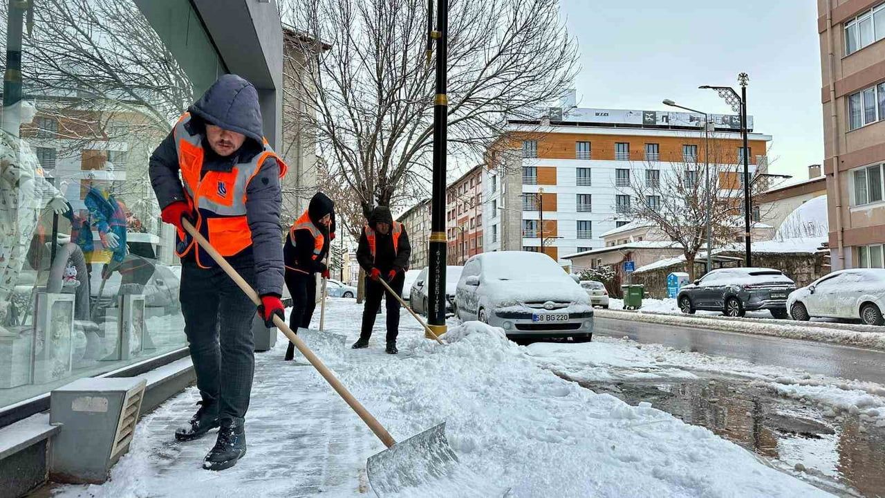 Sivas'ta 65 mahalleye eş zamanlı kar müdahalesi