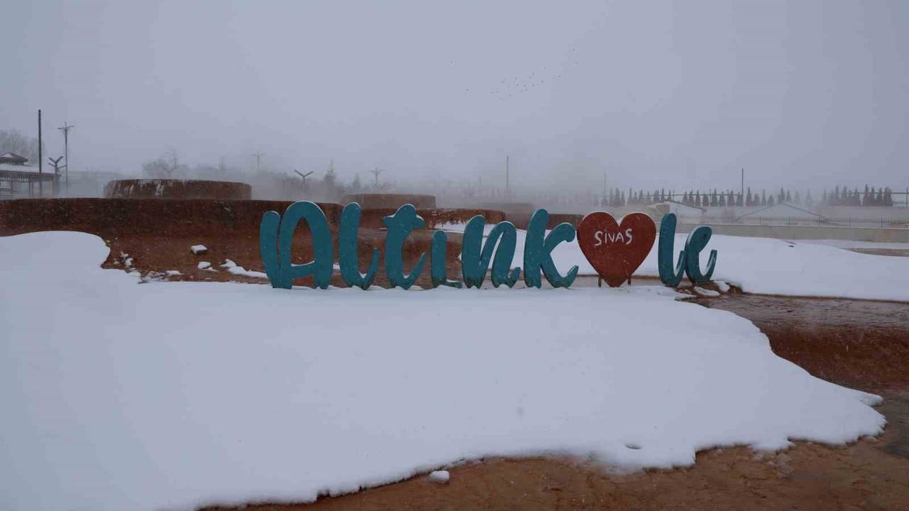 Sivas'ta Altınkale Travertenleri karla kartpostallık görüntüler verdi