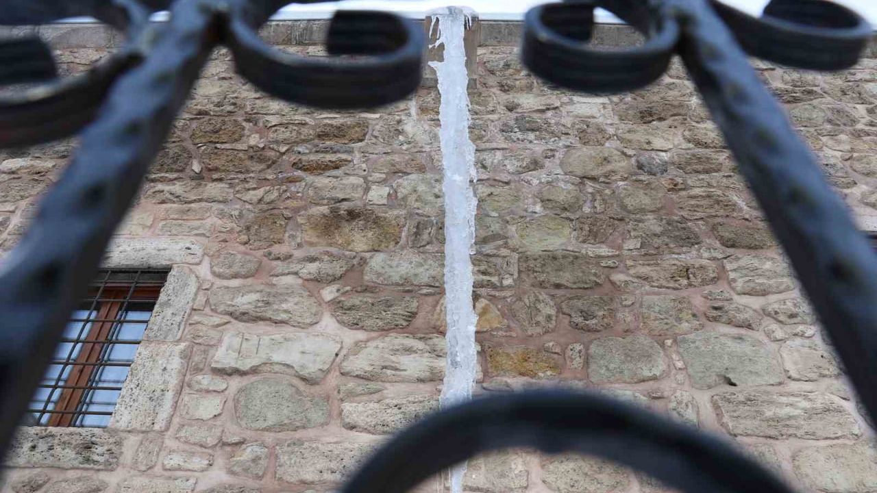 Sivas'ta Behrampaşa Hanı duvarlarında 4 metreye ulaşan buz sarkıtları