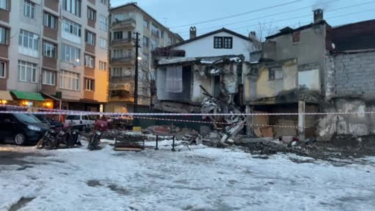 Sivas'ta boşaltılmış iki katlı bina çöktü, mahallede panik