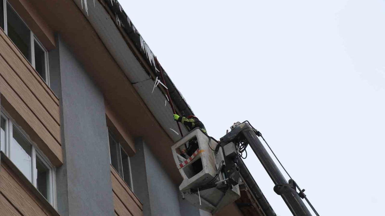 Sivas'ta buz sarkıtları tehlike yarattı — itfaiye müdahalesi