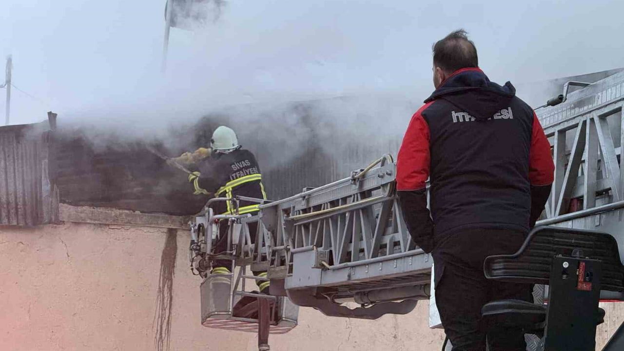 Sivas'ta çatı yangını itfaiyenin erken müdahalesiyle söndürüldü
