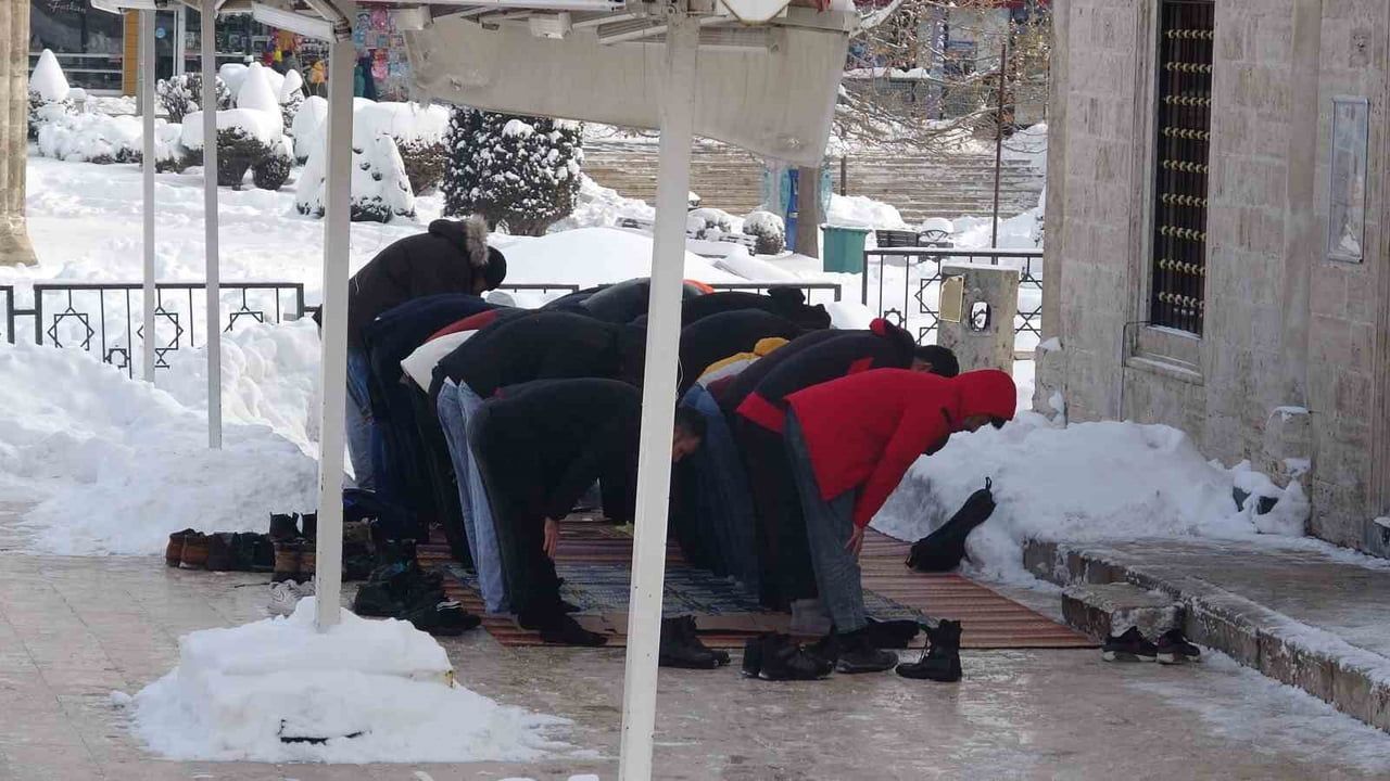 Sivas'ta cemaat dondurucu soğukta açık alanda Cuma namazı kıldı