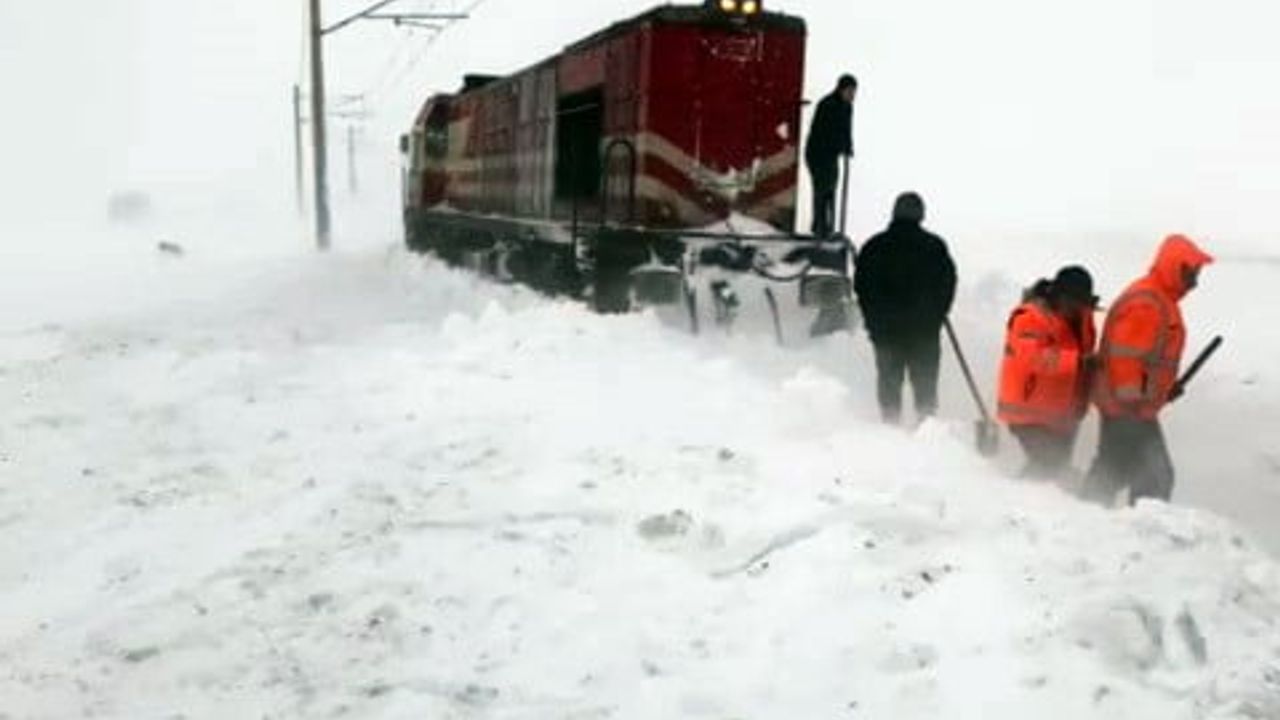 Sivas'ta demiryolları karla mücadele ediyor