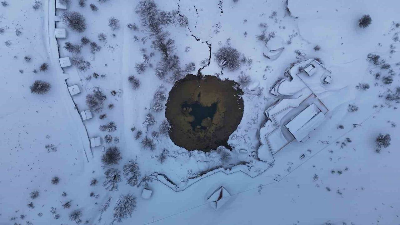 Sivas’ta Dipsizgöl ve Şelalesi karlarla kartpostallık görüntüler sundu