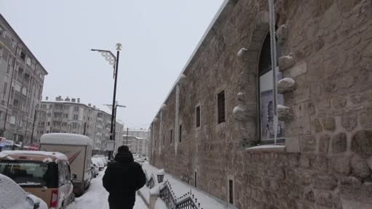 Sivas'ta donduran soğuk: 3 metrelik buz sarkıtları oluştu