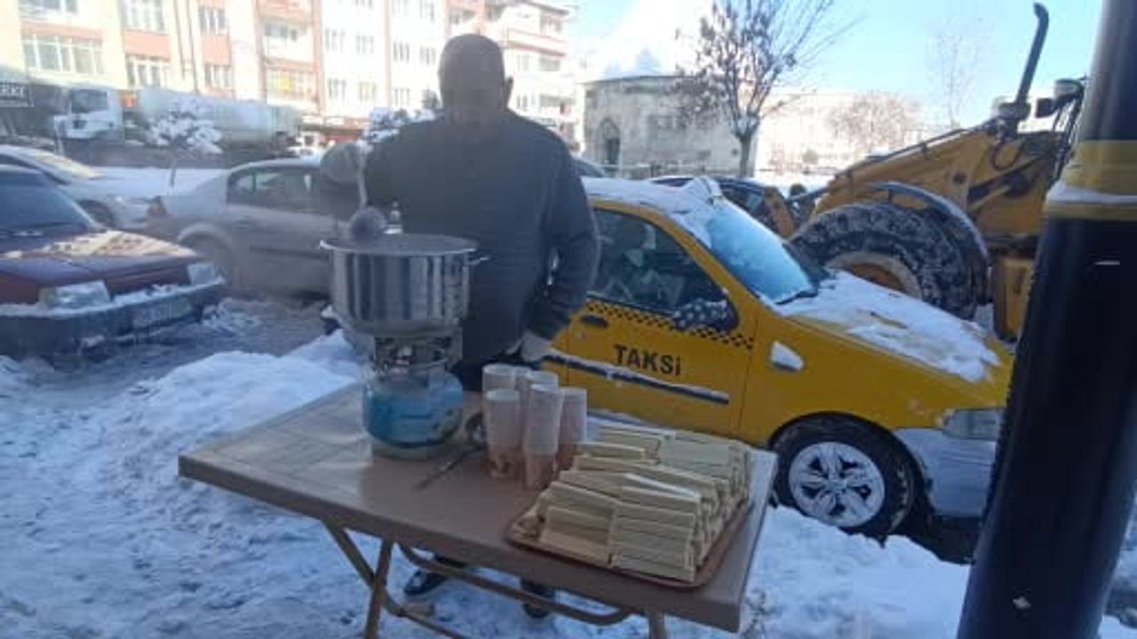 Sivas'ta esnaftan karla mücadele ekiplerine sıcak süt ikramı