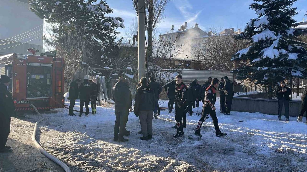 Sivas'ta ev yangını: 90 yaşındaki A.P. itfaiye tarafından kurtarıldı