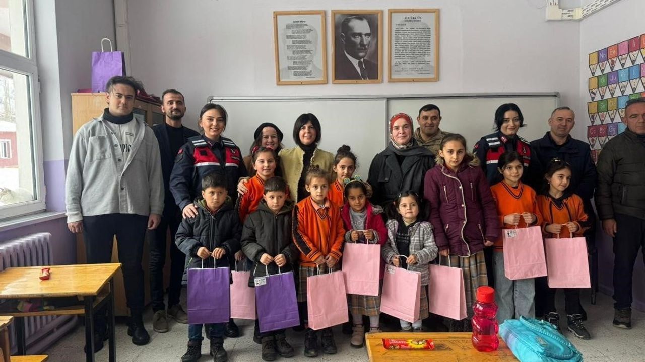 Sivas'ta jandarmadan Korkut Gümüşay İlkokulu'na karne sürprizi