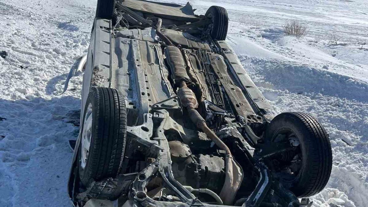 Sivas'ta Kangal'da takla atan otomobilde 4 kişi yaralandı