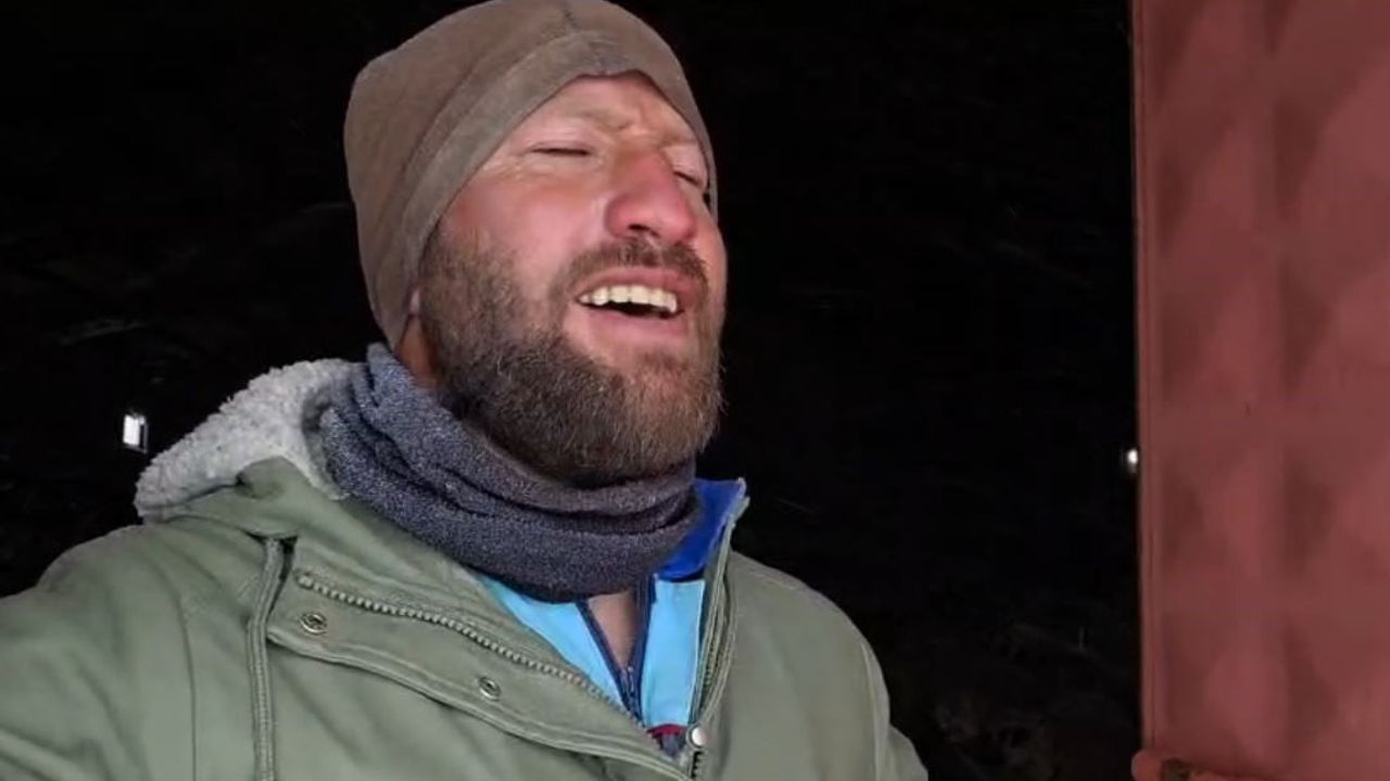 Sivas’ta kar çobanları zora soktu; Tarık Kara ağılda türkü söyledi