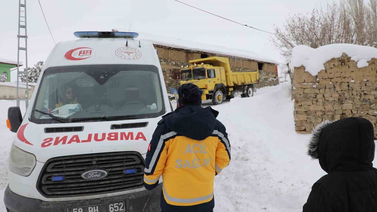 Sivas’ta kar engelini aşan ekipler hastaya ulaştı