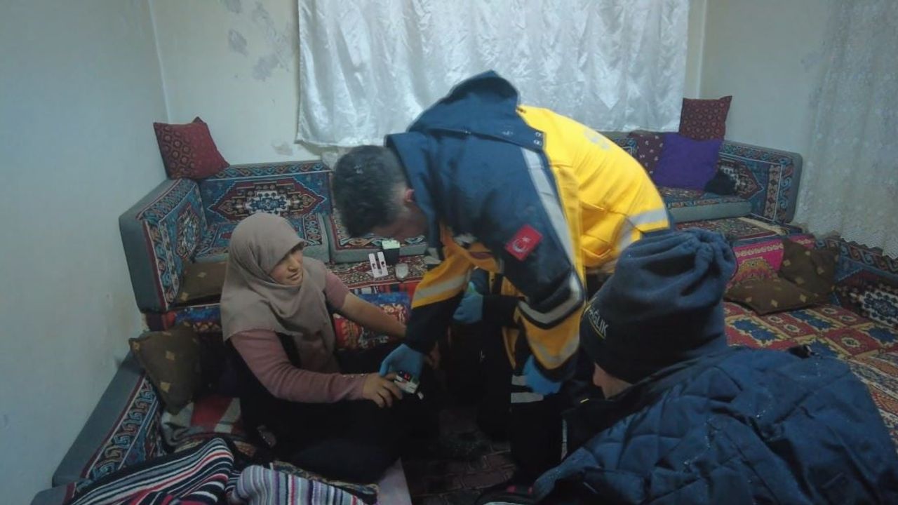 Sivas’ta kar nedeniyle yolu kapanan köyde hastaya ulaşmak için ekipler seferber