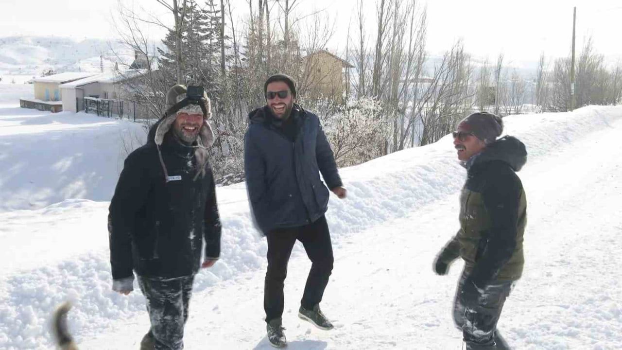 Sivas'ta kar sevinci: Traktöre bağlanan lastikle köy sokaklarında kaydılar