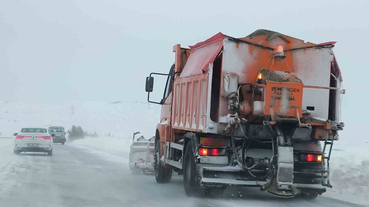 Sivas'ta kar ulaşımı aksattı: 800 yerleşim yeri araçla ulaşılamıyor