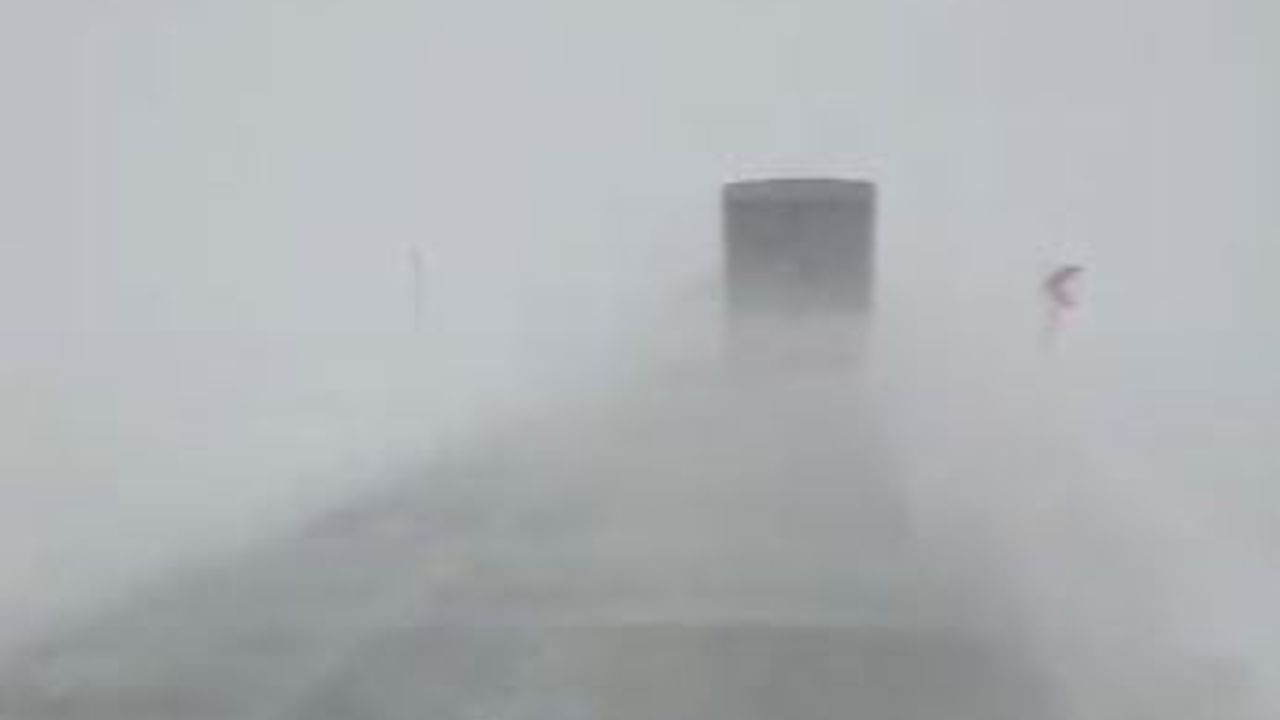 Sivas'ta kar ulaşımı durdu: Sivas-Malatya ve Sivas-Kayseri yolları kapatıldı