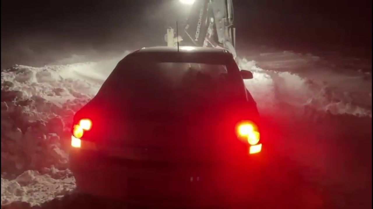 Sivas'ta Kar ve Tipi Ulaşımı Aksattı, Şarkışla-Altınyayla Yolu Kapandı