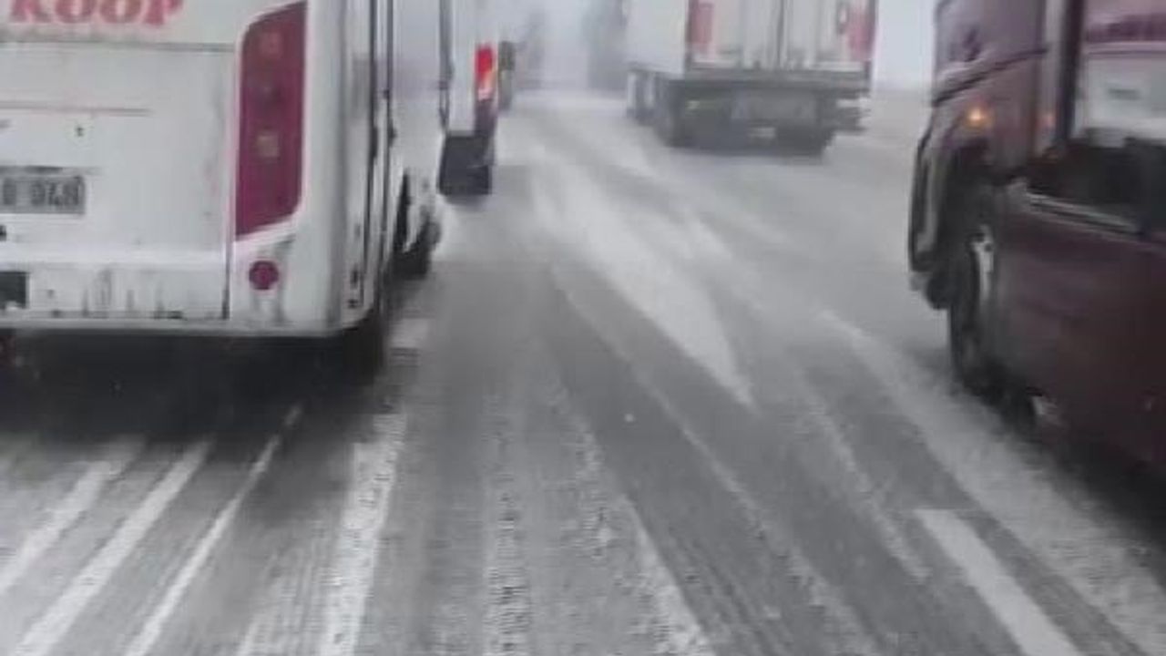 Sivas'ta Kar ve Tipi Ulaşımı Etkiledi: Bazı Kara Yolları Kapandı