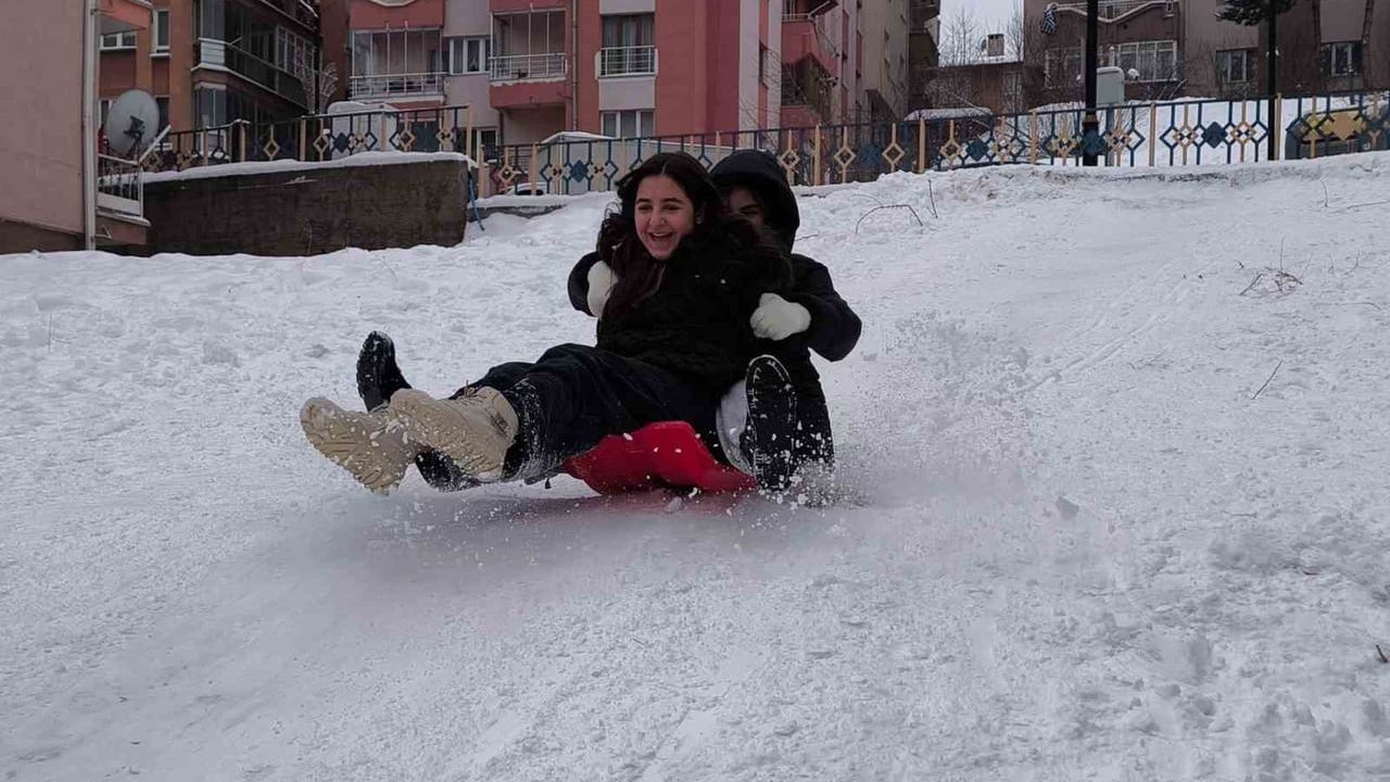 Sivas’ta kar yağışı karne tatilini eğlenceye çevirdi