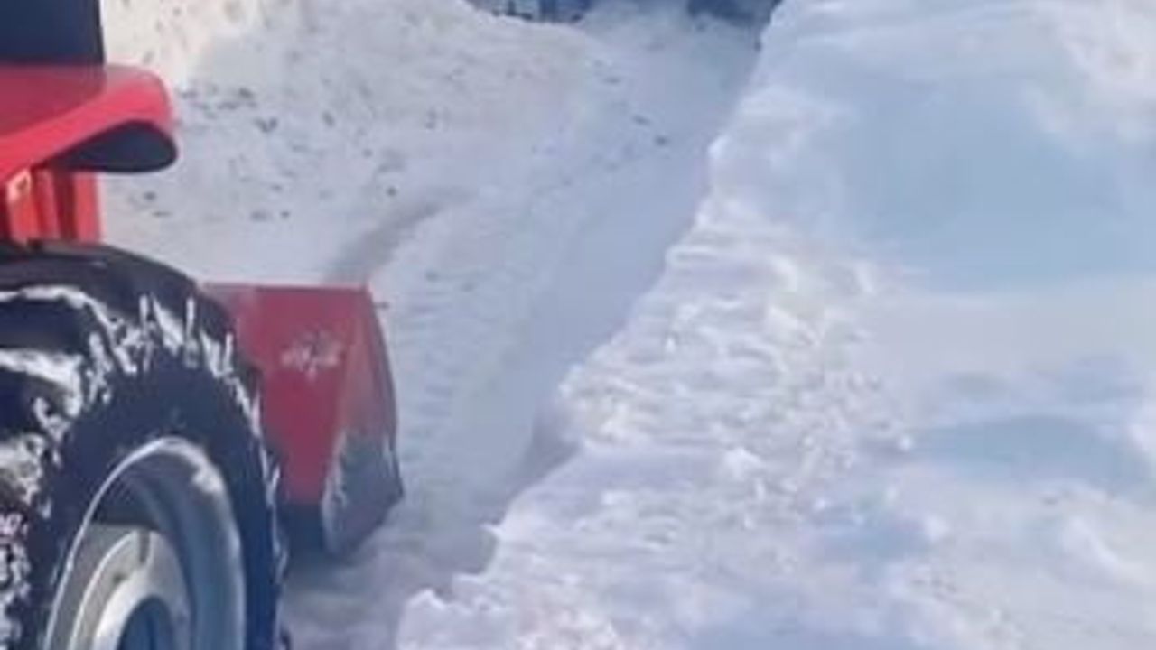 Sivas'ta kara saplanan yolcu midibüsünü muhtar traktörüyle kurtardı