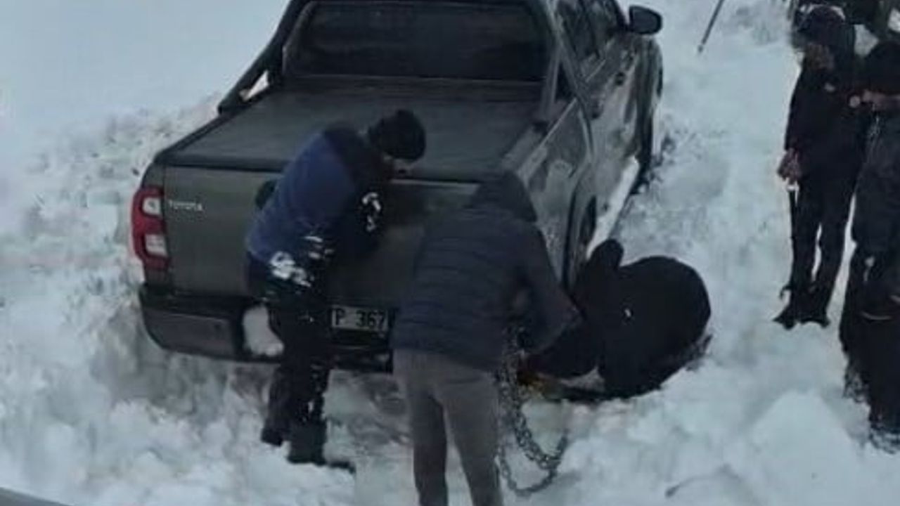 Sivas'ta karla mücadele ekipleri Altınyayla-Kangal yolunda mahsur kalan sürücüleri kurtardı