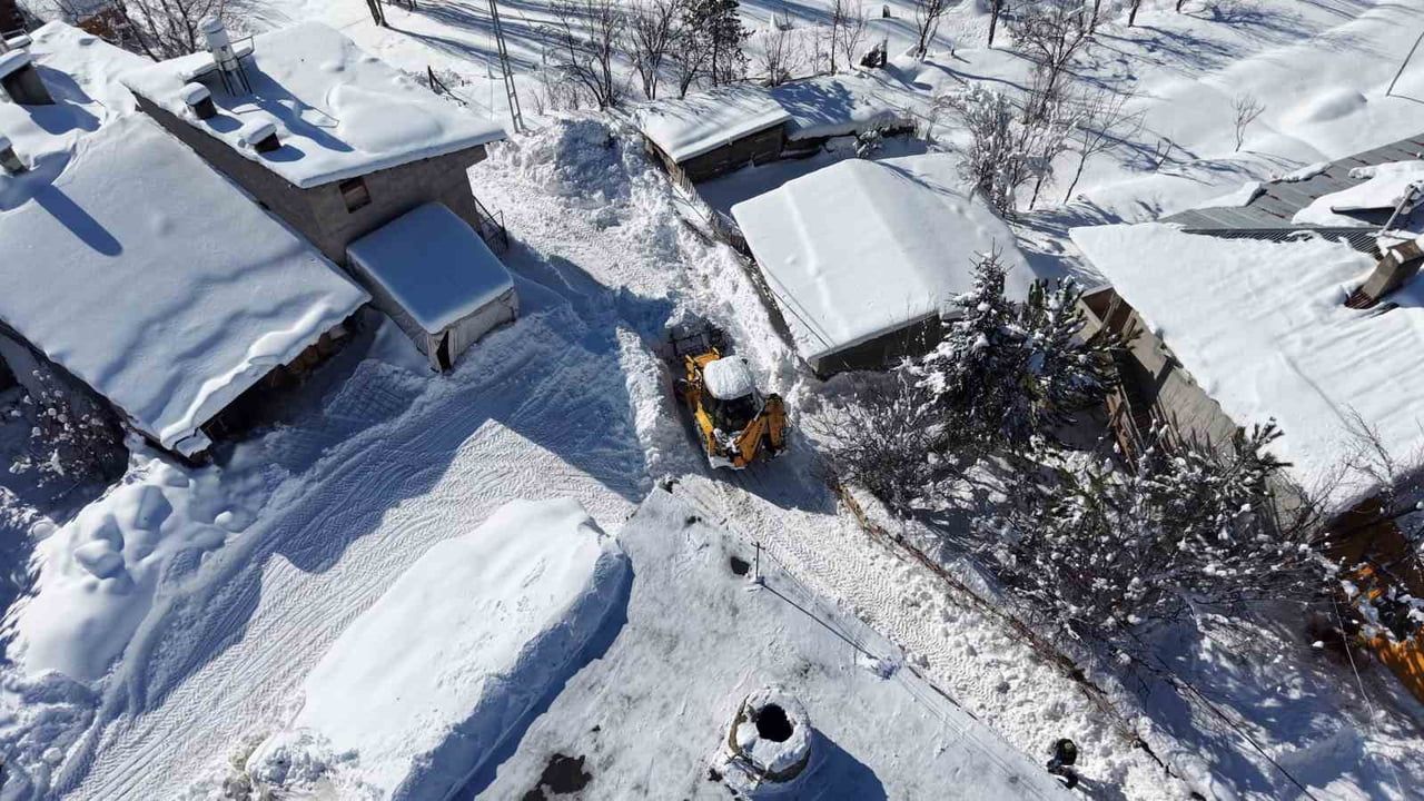 Sivas’ta muhtar kepçesiyle kapanan köy yollarını açtı