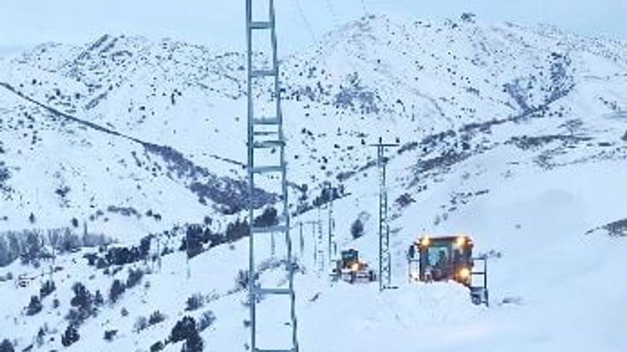 Sivas'ta rahatsızlanan kadın için 5 saatlik çalışmayla kapalı köy yolu açıldı