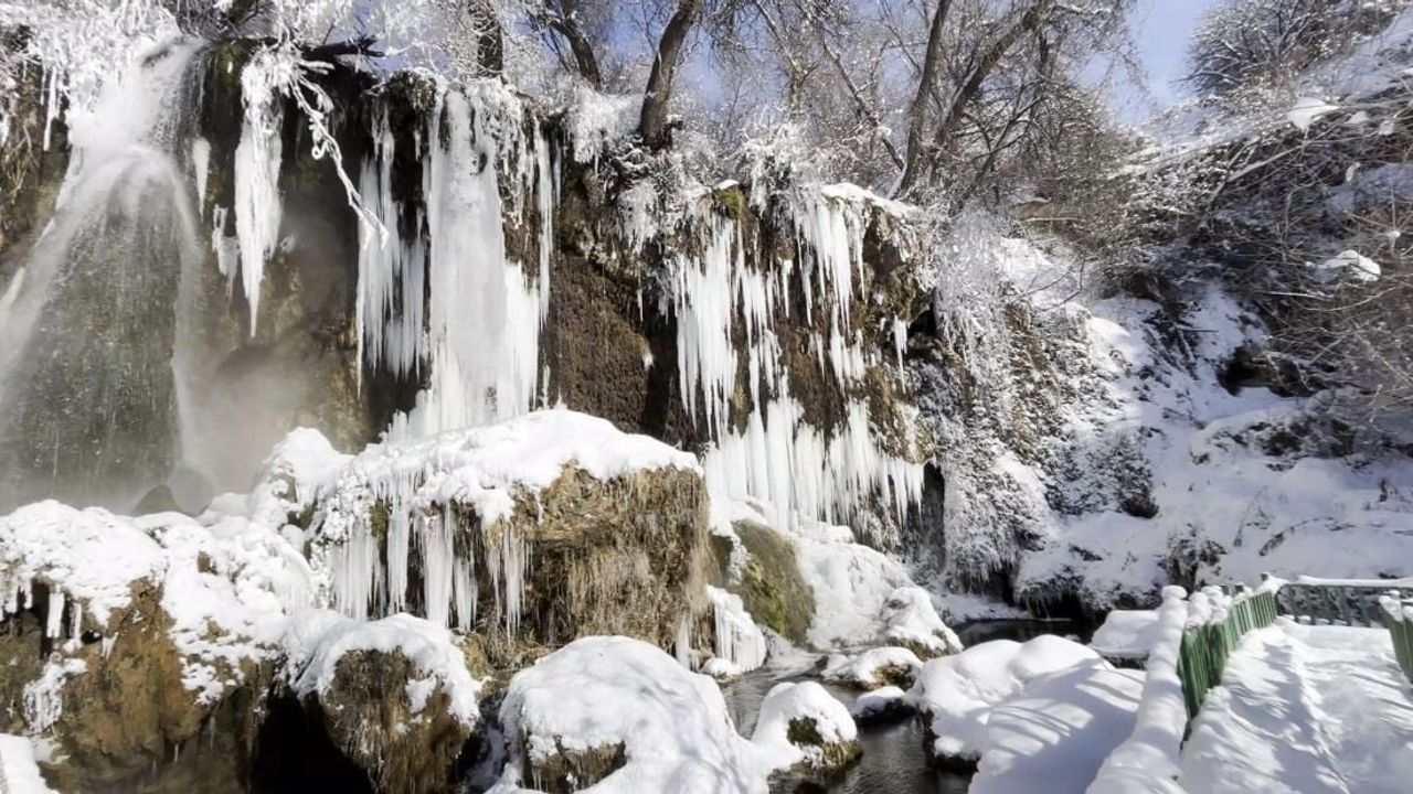 Sivas'ta Sızır Şelalesi'nde dev buz sarkıtları oluştu