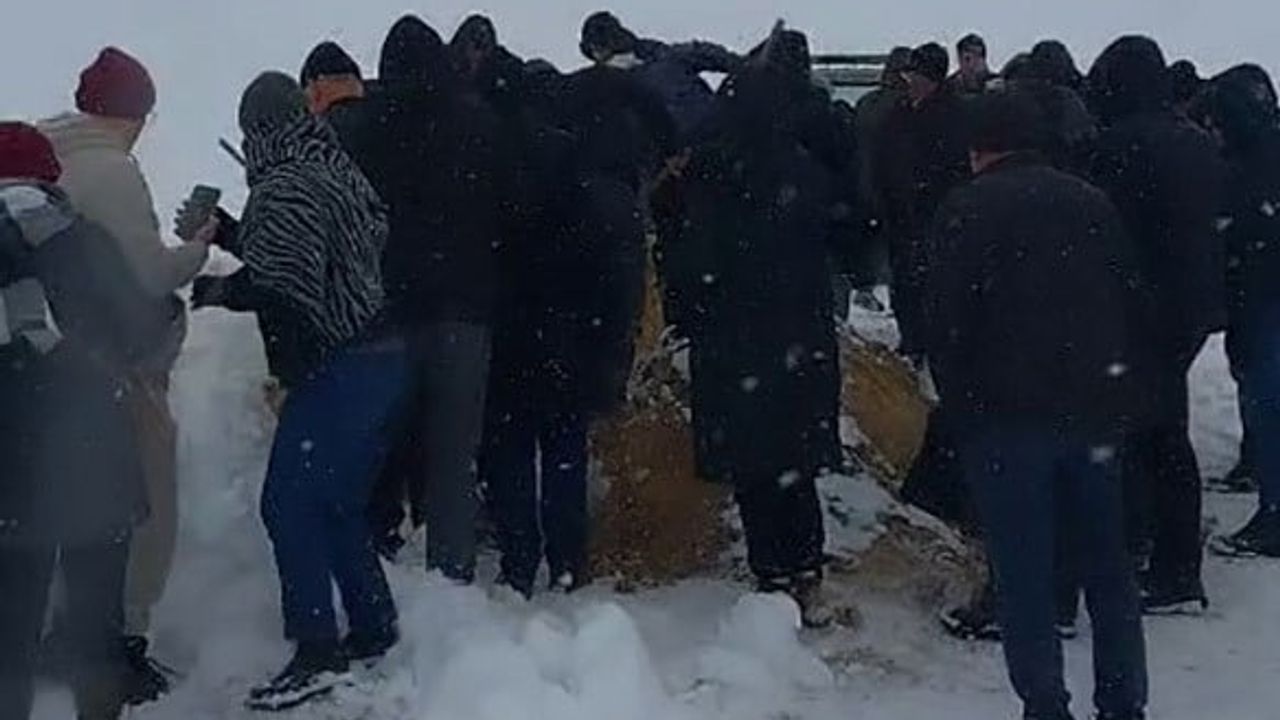 Sivas'ta yoğun kar köy yolunu kapattı, cenaze ancak 5 saat sonra defnedildi