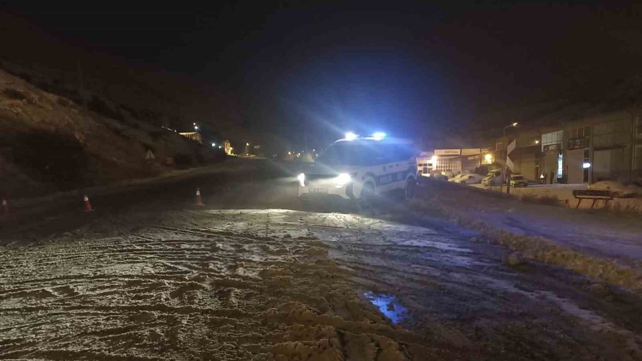 Sivas’ta yoğun kar ve tipi nedeniyle Kayseri-Malatya kara yolu kapatıldı
