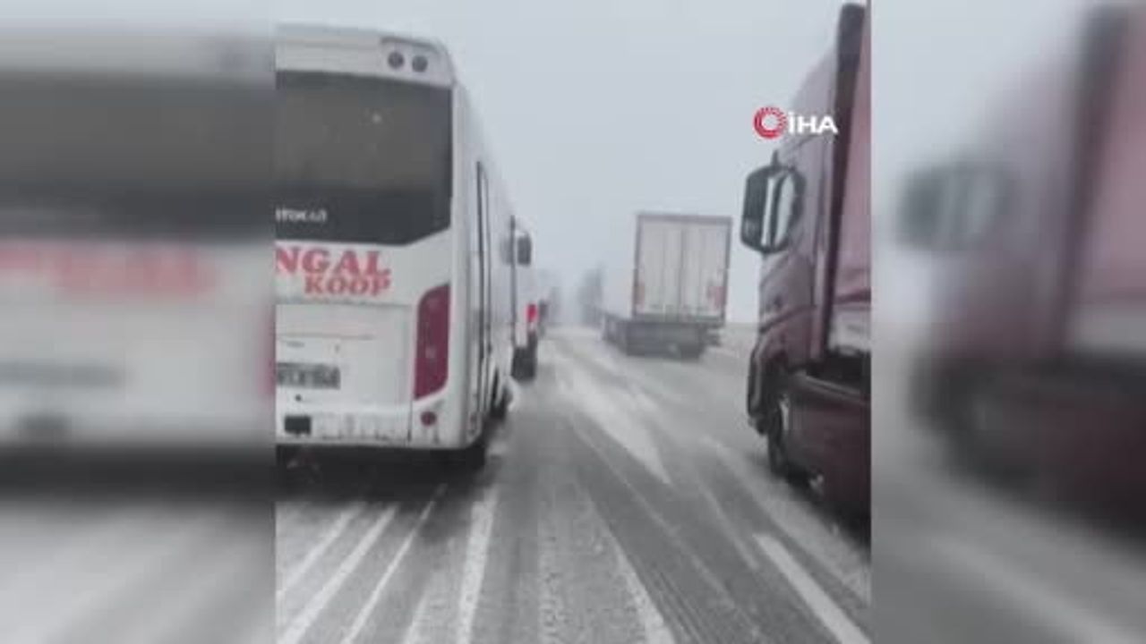 Sivas'ta yoğun kar ve tipi ulaşımı aksattı, bazı yollar kapandı