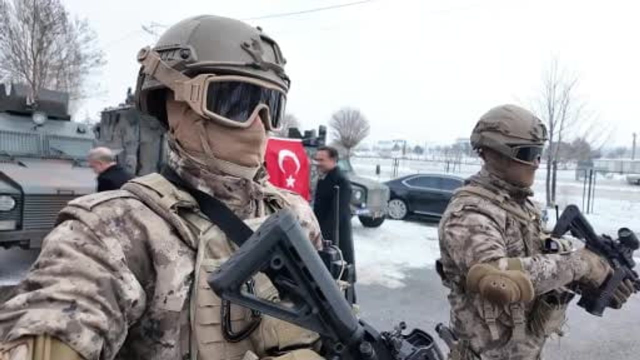 Sivas'tan PÖH timleri dualarla Suriye'ye uğurlandı