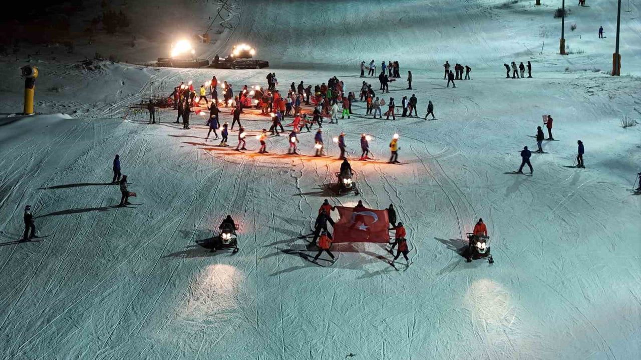 Sivas Yıldız Dağı'nda kayak sezonu halay ve gece kayağıyla açıldı