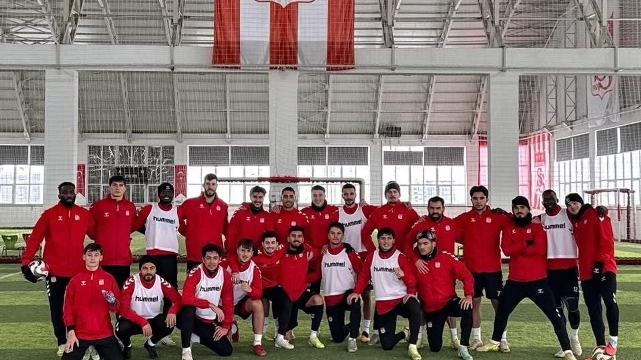 Sivasspor hazırlıklarını kapalı sahada sürdürdü