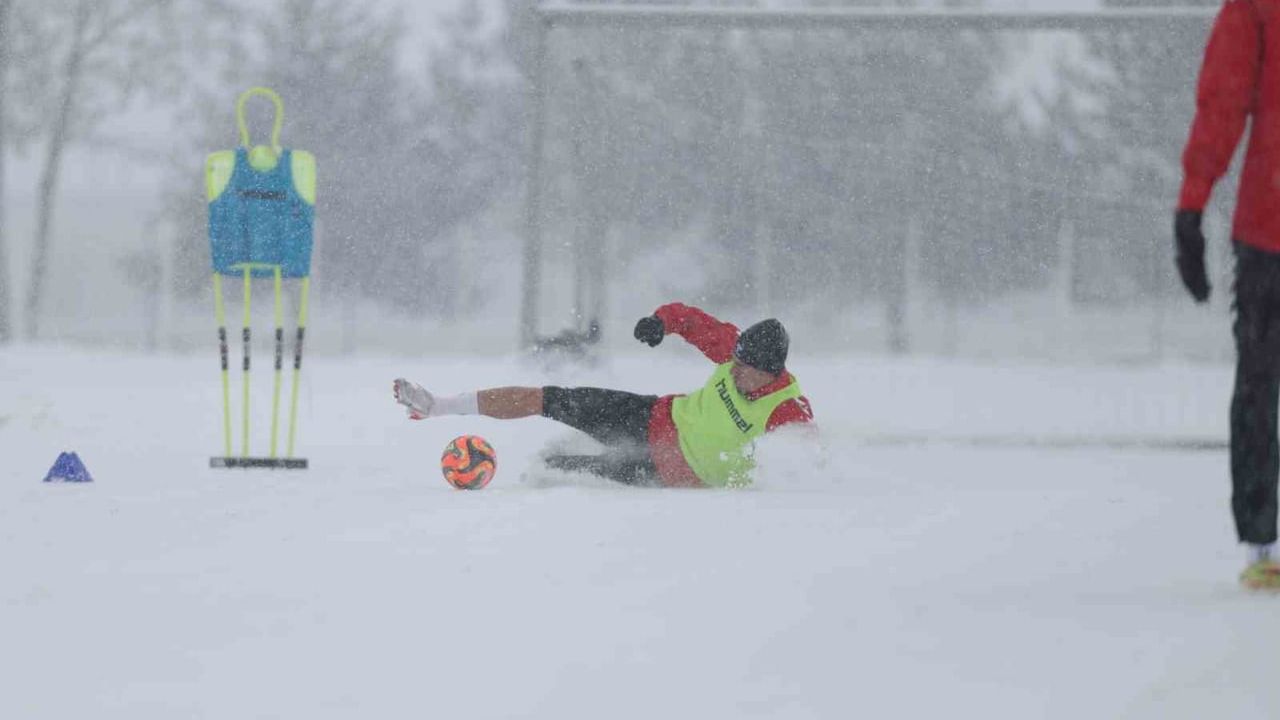 Sivasspor kar altında Amed maçının hazırlıklarını sürdürdü