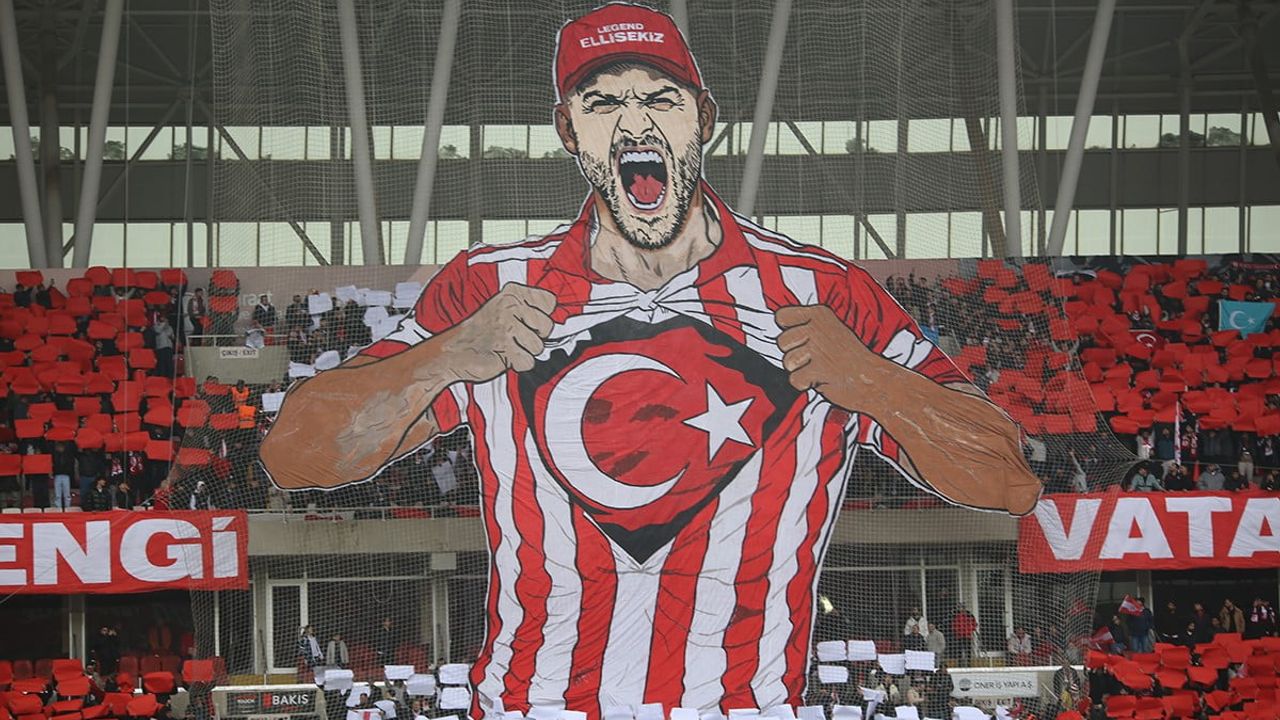 Sivasspor taraftarlarından bayrak temalı koreografi