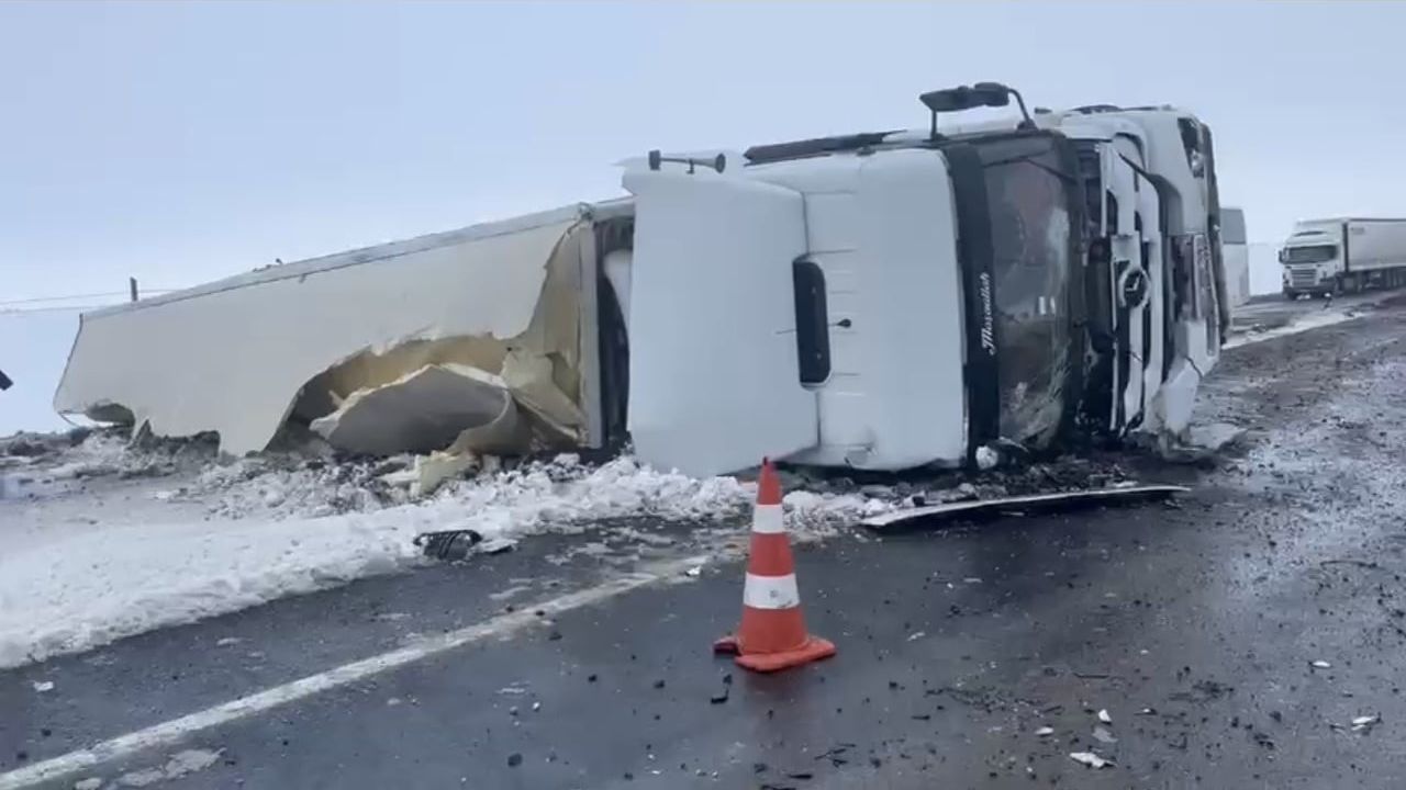 Siverek-Şanlıurfa kara yolunda tır devrildi: Ulaşım tek şeritten sağlanıyor