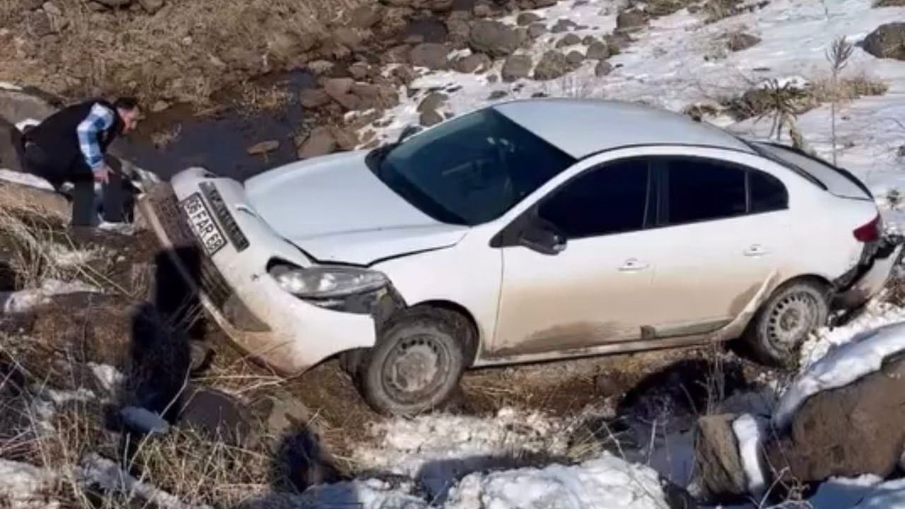 Siverek'te kar sonrası kayan araç köprüden dereye düştü