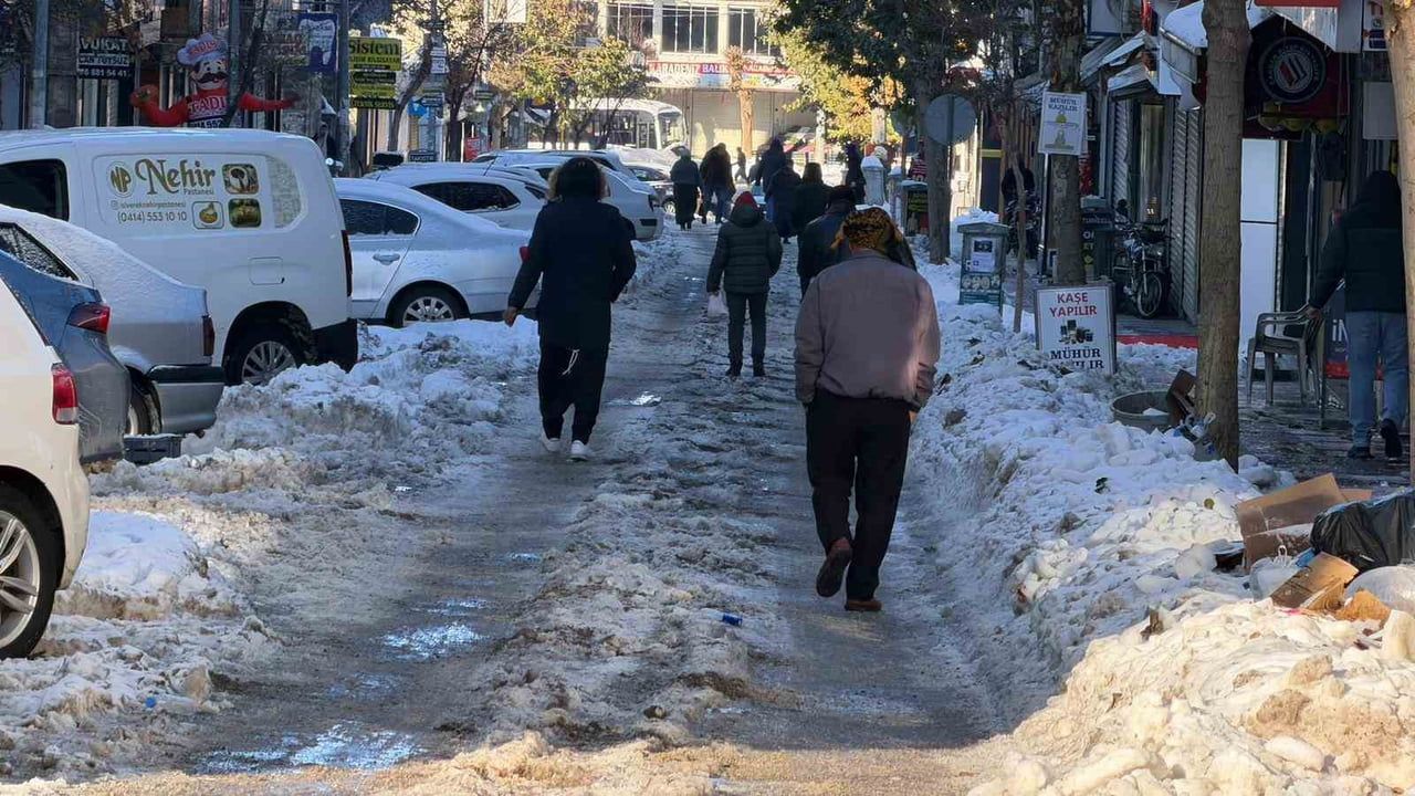 Siverek'te kar ve buz yaşamı aksattı