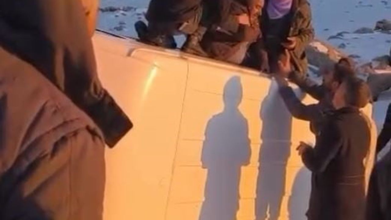 Siverek'te kar ve buzlanma nedeniyle minibüs devrildi; yolcular vatandaşlarca kurtarıldı