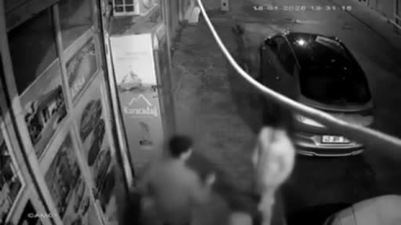 Siverek'te şakalaşma sonucu cam kırıldı, genç iş yerine düştü