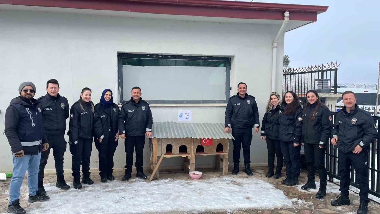 Sivrice polisinden soğukta kalan kedilere kedi evi