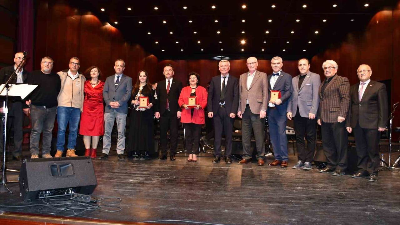 Sivrihisarlılar Derneği (ESSİVDER) Korosundan Türk Halk Müziği Konseri