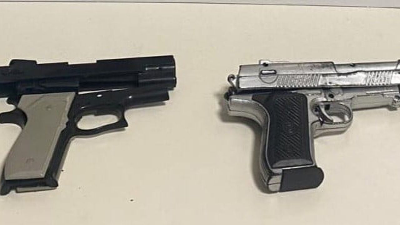 Sokakta silah teşhiri yapan çocukların silahları oyuncak çıktı