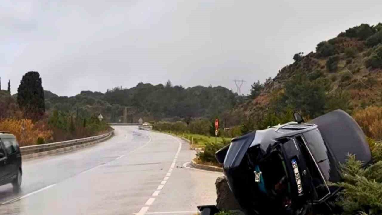 Söke'de otomobil refüje devrildi: 2 yaralı