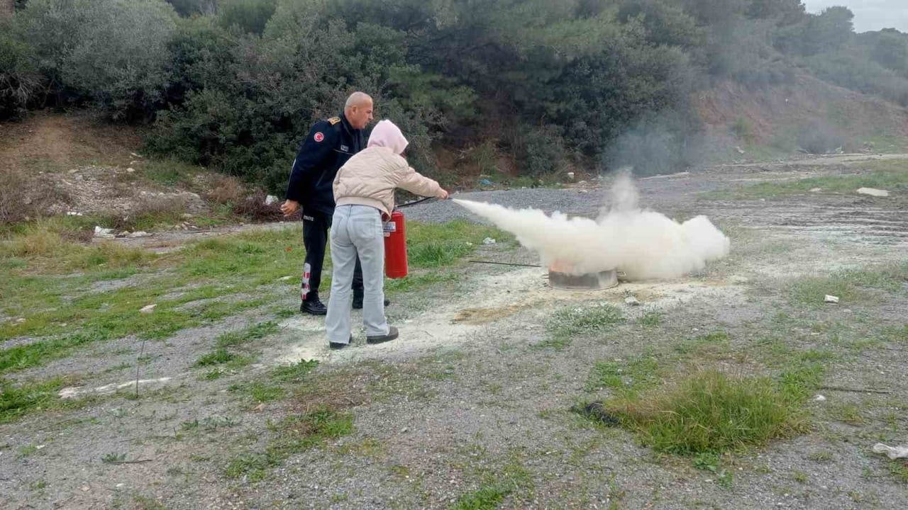 Söke'de yurtta kalan üniversite öğrencilerine temel yangın eğitimi