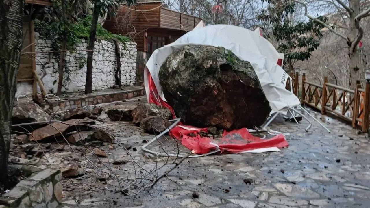 Soma'da Darkale Mahallesi'nde heyelan; riskli bölge ilan edildi