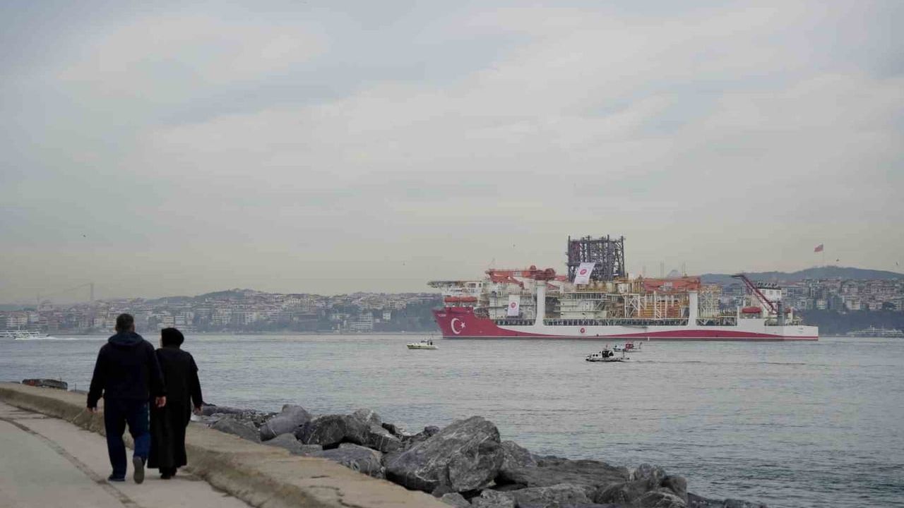 Sondaj Gemisi Yıldırım İstanbul Boğazı'ndan Geçiş Yaptı
