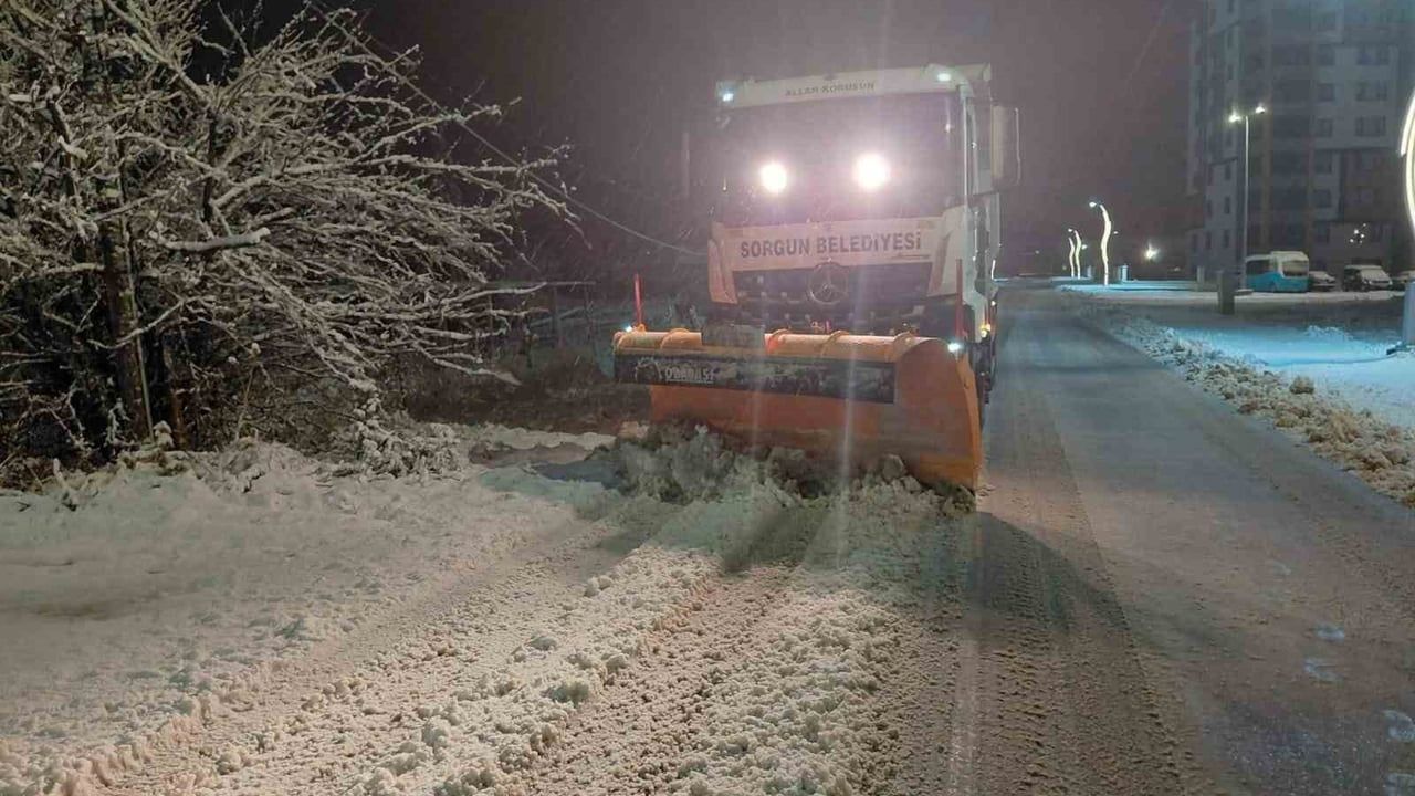 Sorgun Belediyesi karla mücadele çalışmalarını sürdürüyor