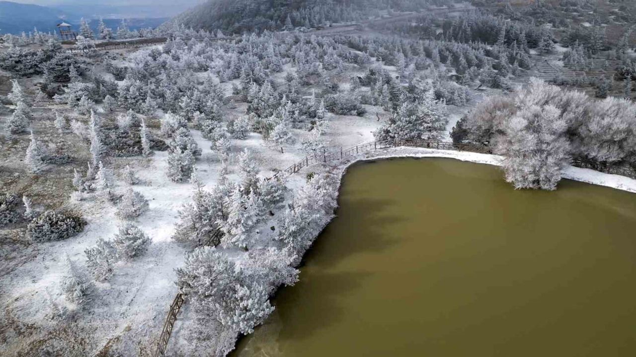 Spil Dağı'nda kırağı ve buzlanma kar yerine beyaz örtü oluşturdu